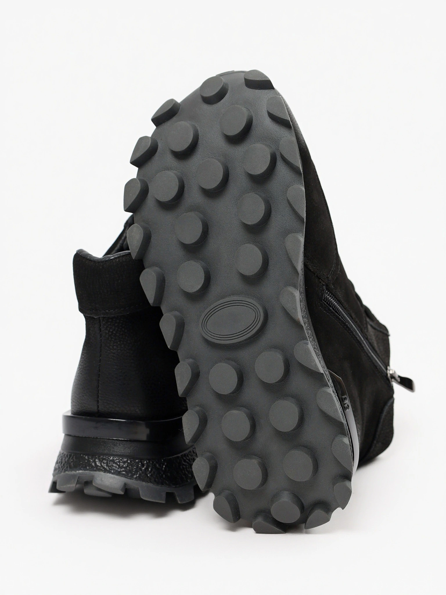 Кроссовки черного цвета на рельефной подошве